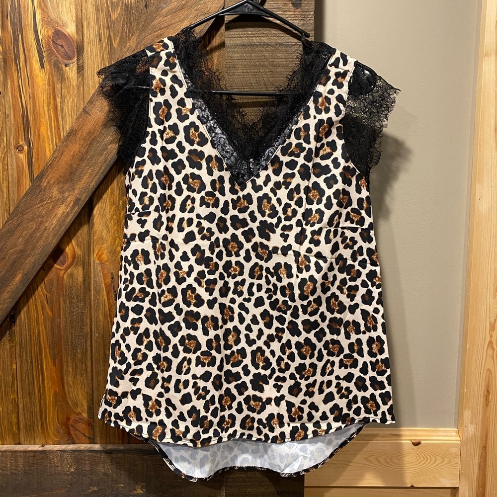 NWOT Woman’s Leopard Top